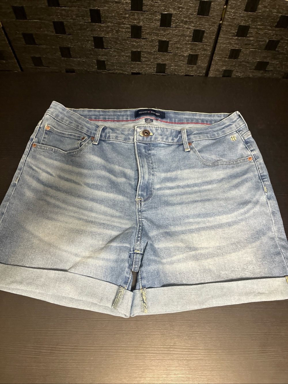 Tommy Hilfiger Womens Size 14 Light Wash Denim Rolled Cuff Jean Shorts NWOT
